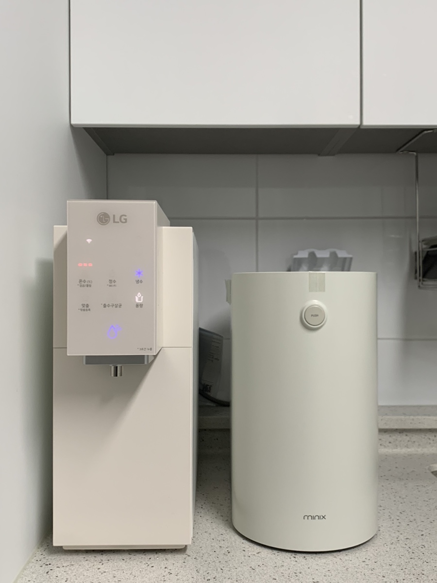 음식물 처리기 사이즈를 설명하기 위한 사진 - 정수기와 비교