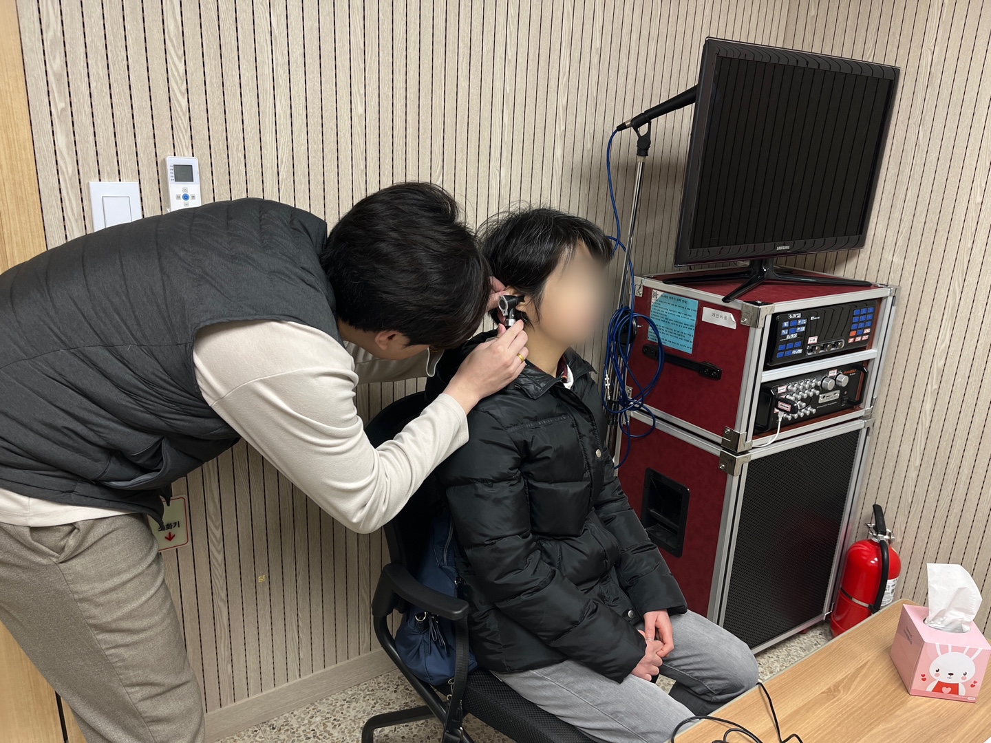 이미지설명: 외이도 검사를 하고 있는 모습