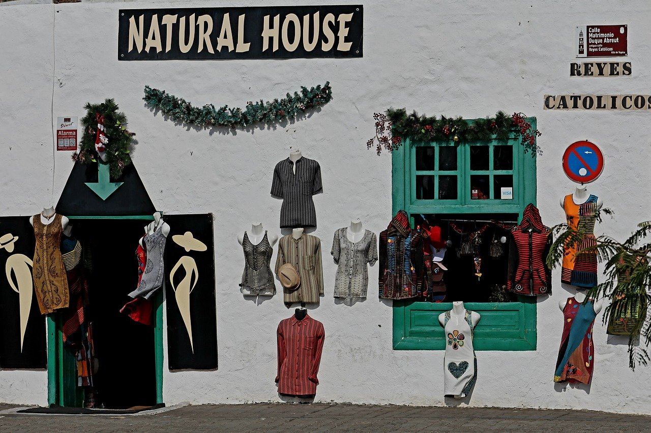 매장 전시된 블라우스 옷 만화풍 그림