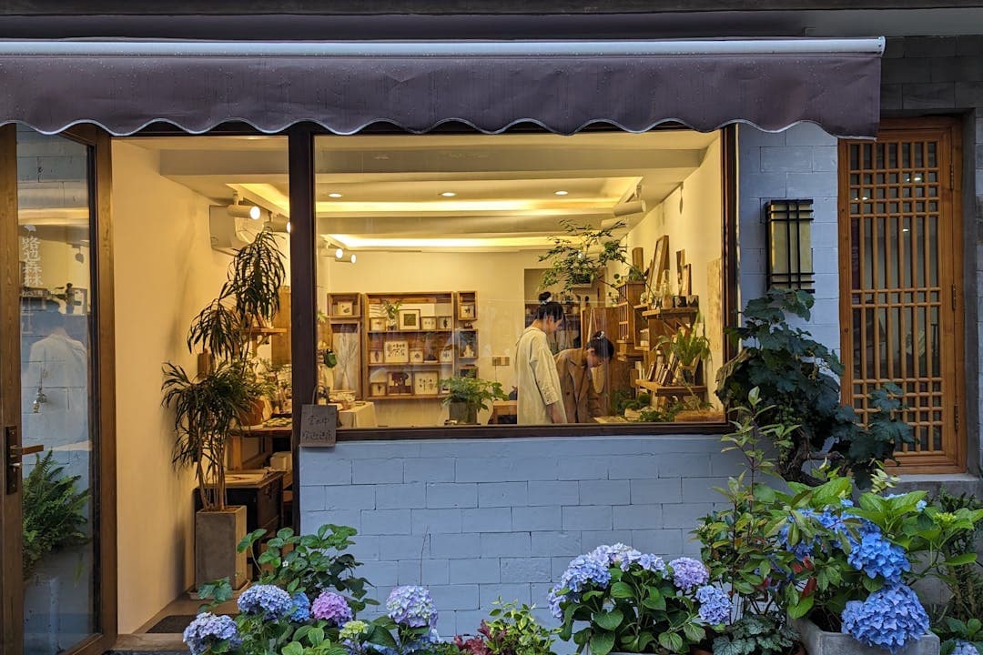 플랜테리어 소품 가게 내부에서 상품 고르는 커플