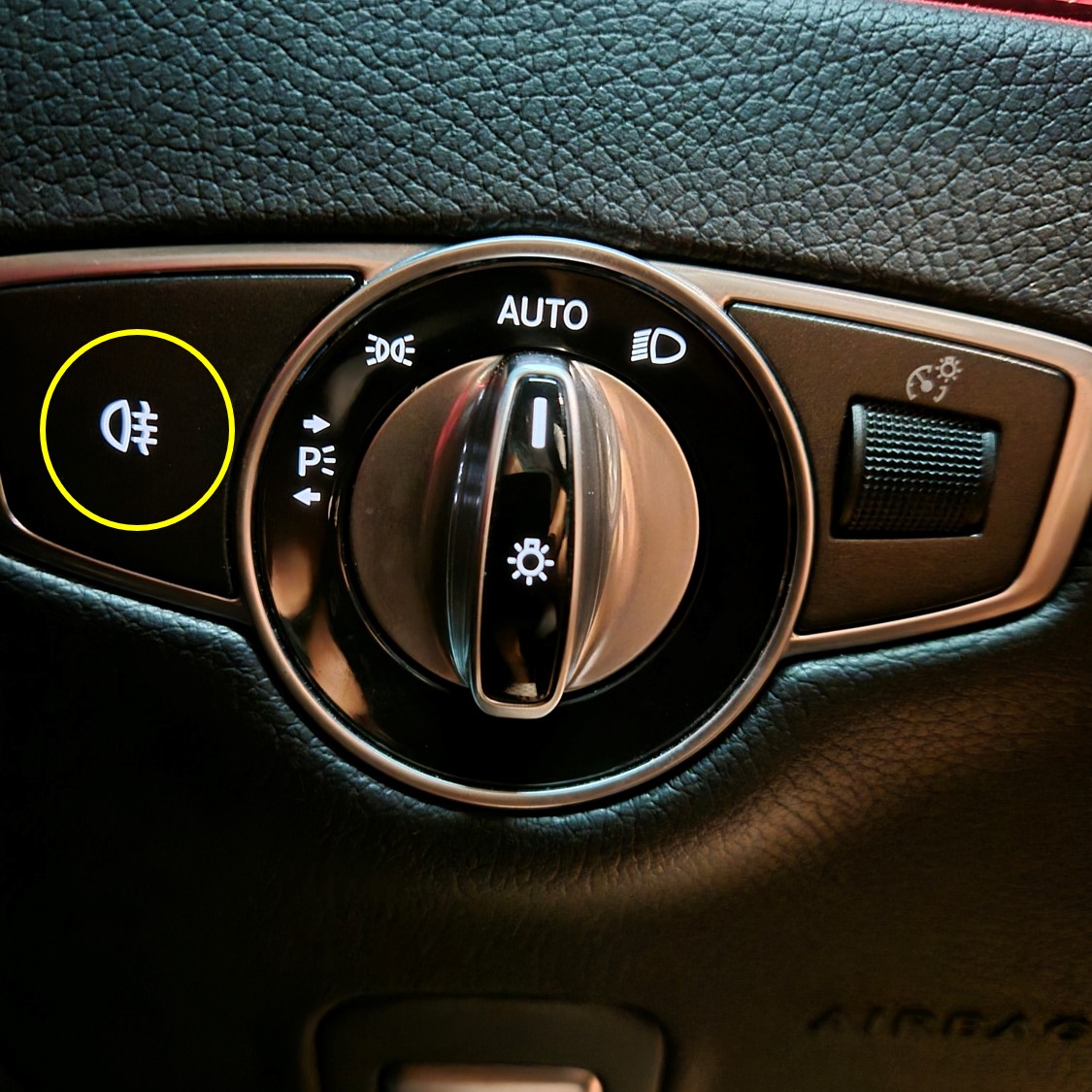 벤츠 라이트 스위치에서 안개등 스위치를 표시하고 있는 사진