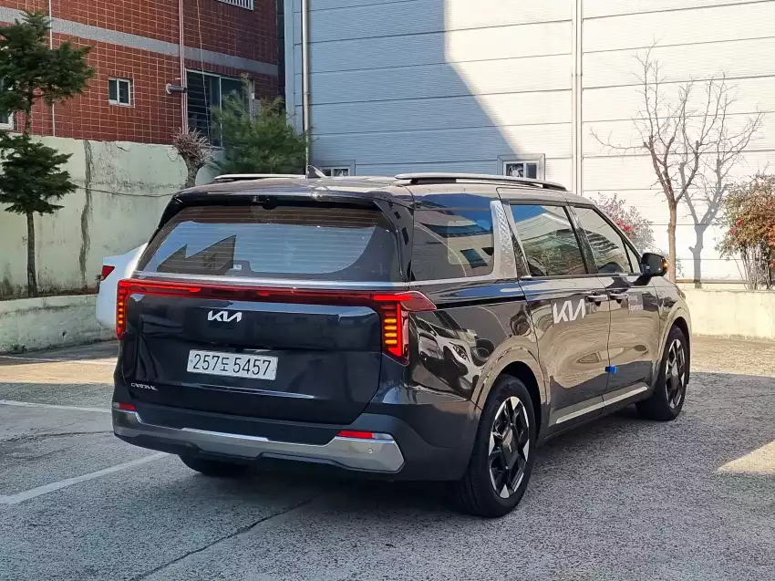 더 뉴 카니발은 SUV 성격이 강해진 미니밴입니다.