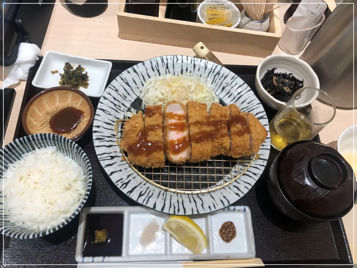 후쿠오카-라라포트-치세이-가게-돈카츠-세트-모습