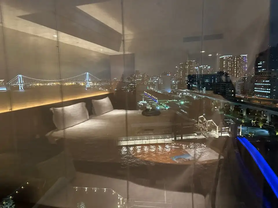 도쿄 항만과 레인보우 브릿지가 내려다보이는 뷰