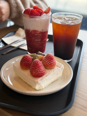 투썸플레이스 딸기가 메인 케이크 딸기라떼 아이스아메리카노