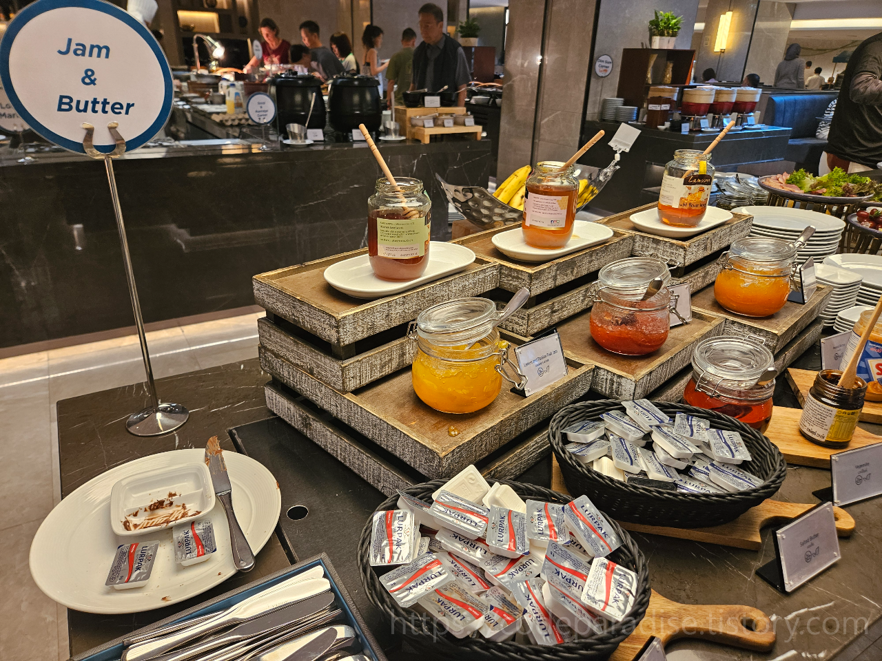 ํธํ
์ฌ์ง