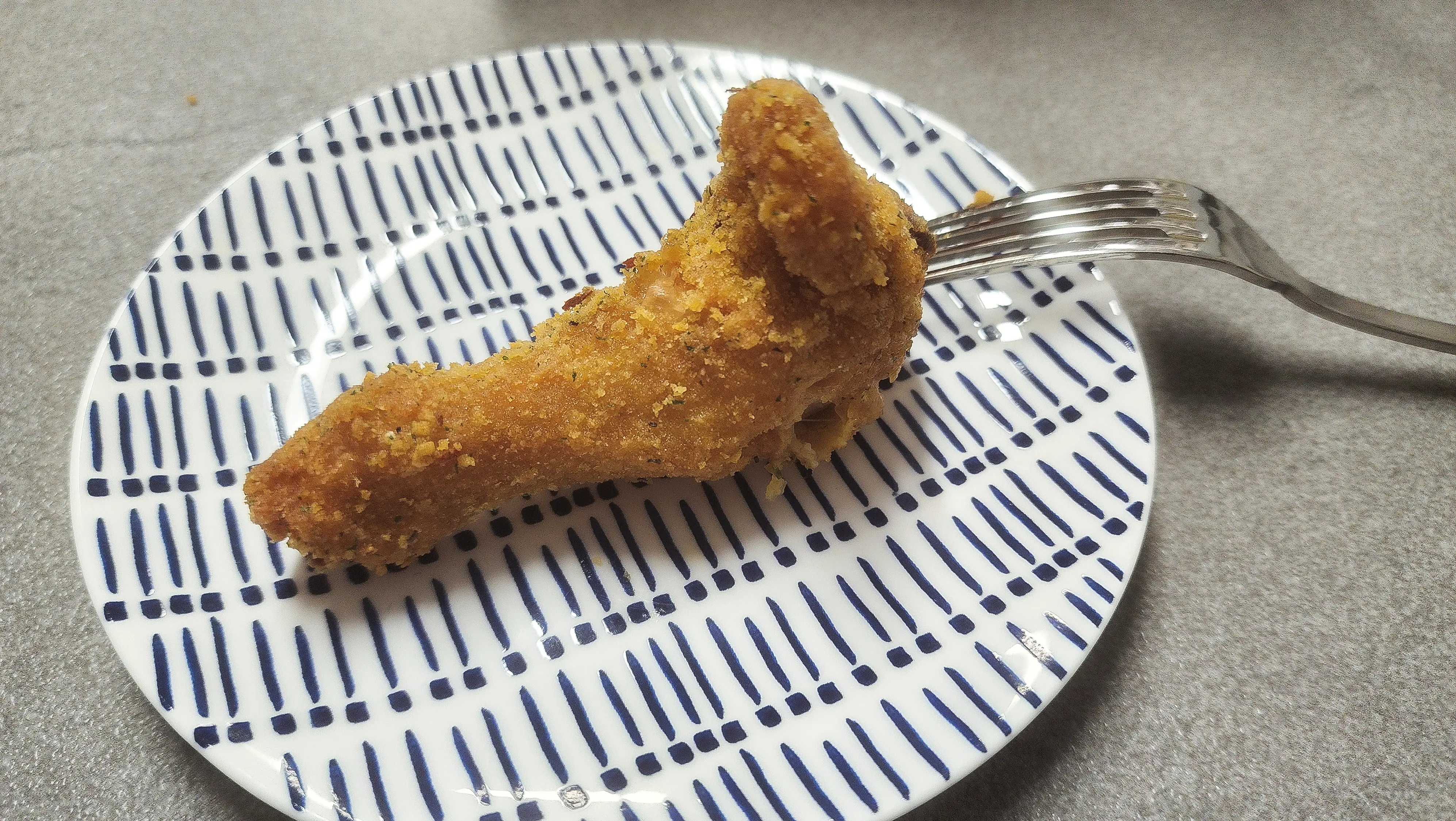 접시에-담긴-닭다리