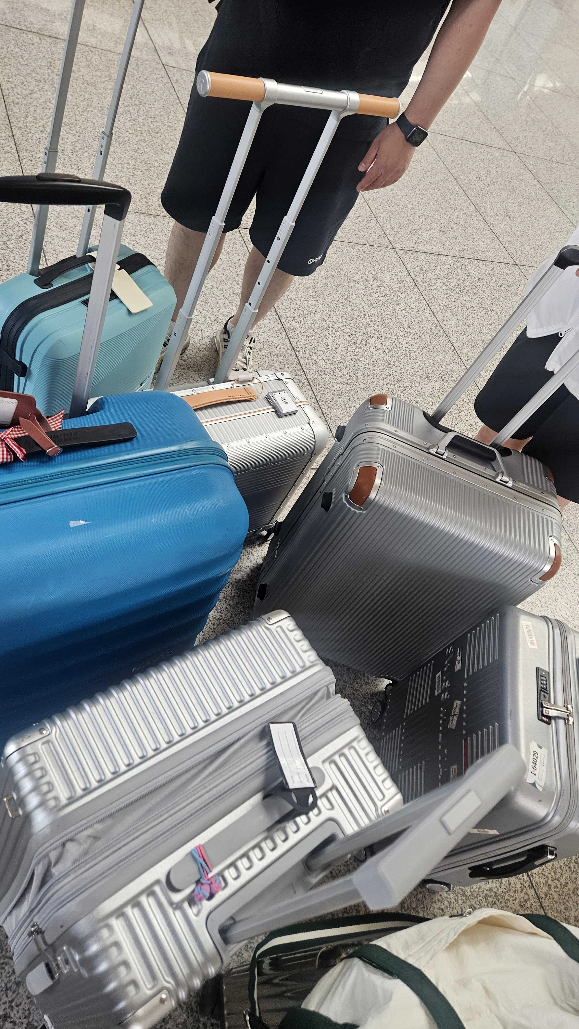 공항에 모인 디무빈