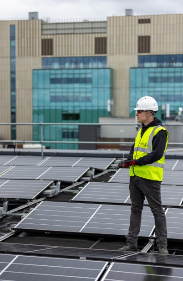 태양광 패널과 감독하는 사람 사진