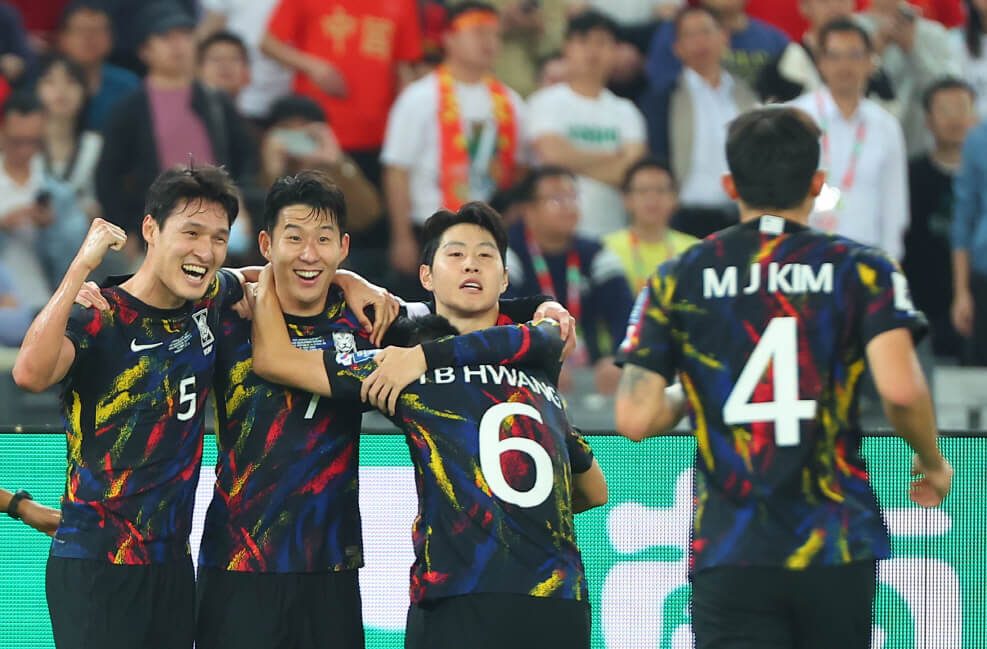 이강인의 왼발 코너킥을 손흥민이 헤더 추가골로 연결하며 2-0으로 앞선 한국선수들이 기뻐하고 있다