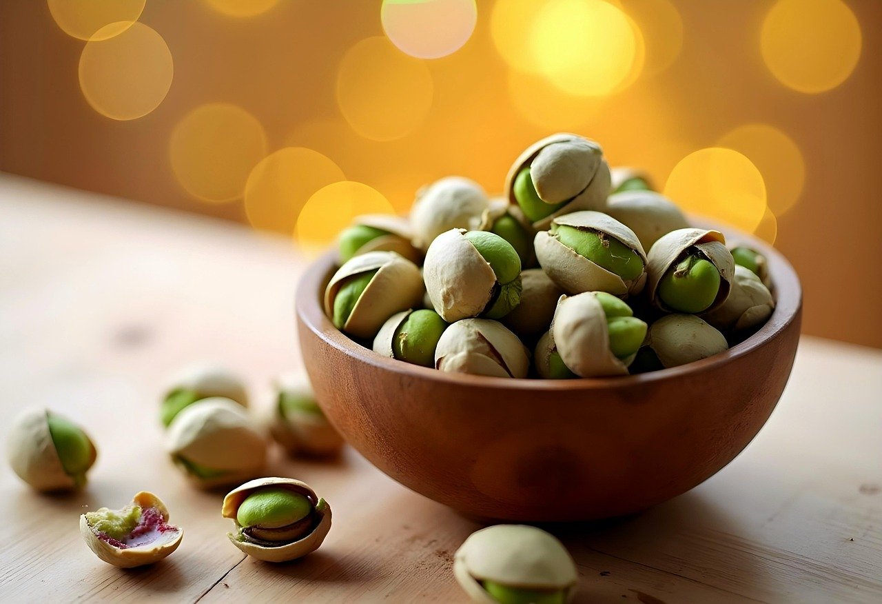 그릇에 담긴 피스타치오