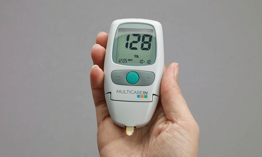 삼채 효능은 혈당 강하에 도움이 된다 혈당 측정 기계로 혈당 수치를 측청하다