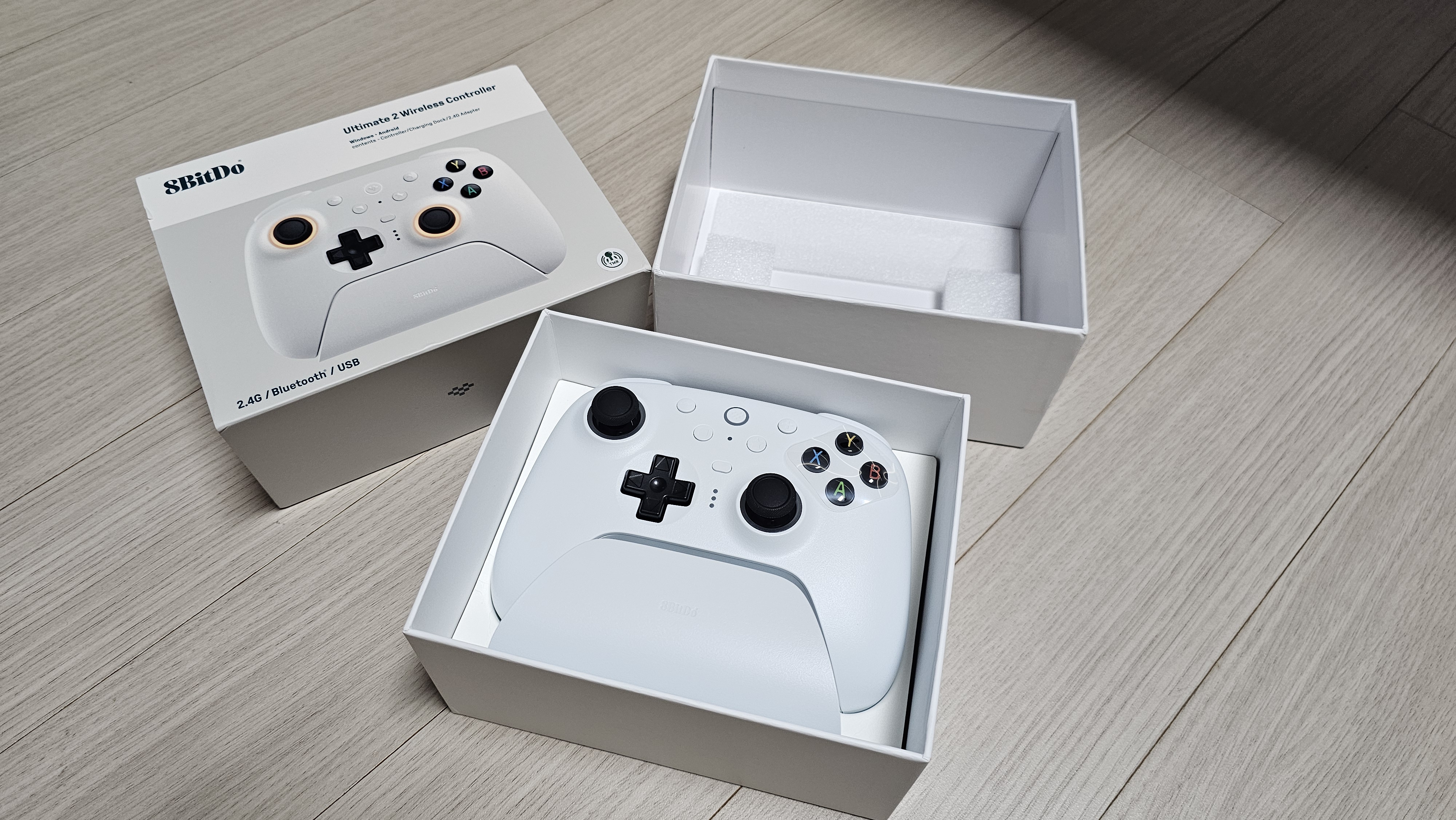 8BitDo 팔비또 패키지 구성(컨트롤러, 충전독, USB-C 케이블)