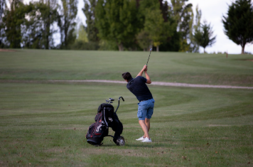 한 남성이 골프를 치고 있는 모습