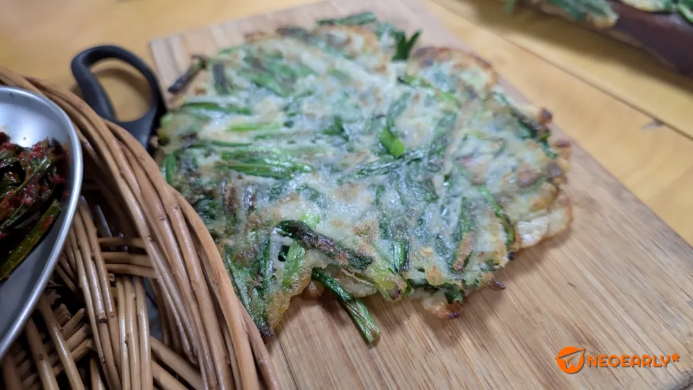 제 손으로 부쳐낸 부침개입니다. 먹을만 했어요.ㅎ