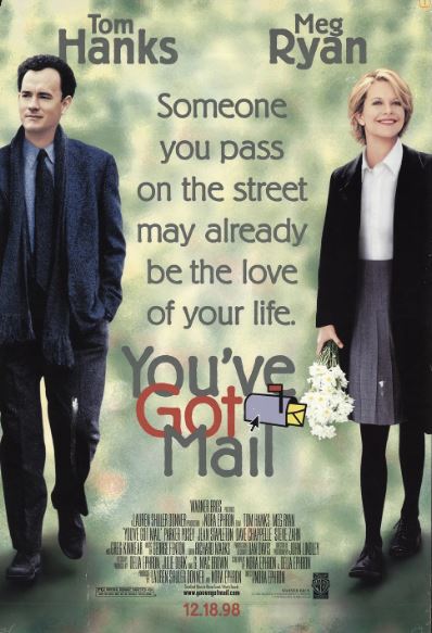 남자와 여자가 각기 다른 곳을 바라보며 서있다