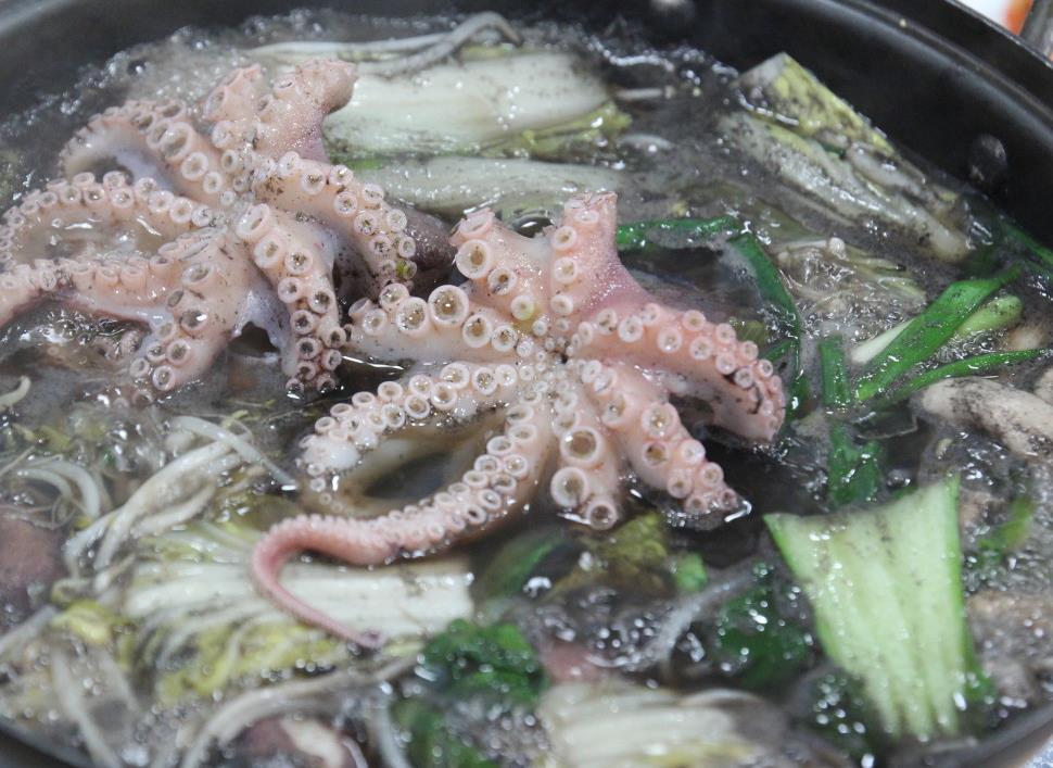 팔팔 끓고 있는 생생정보 장사의 신 쭈꾸미샤브샤브