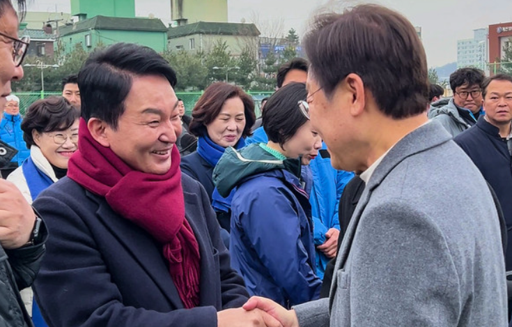 더불어 민주당 이재명대표와 원희룡 장관이 악수하는 모습
