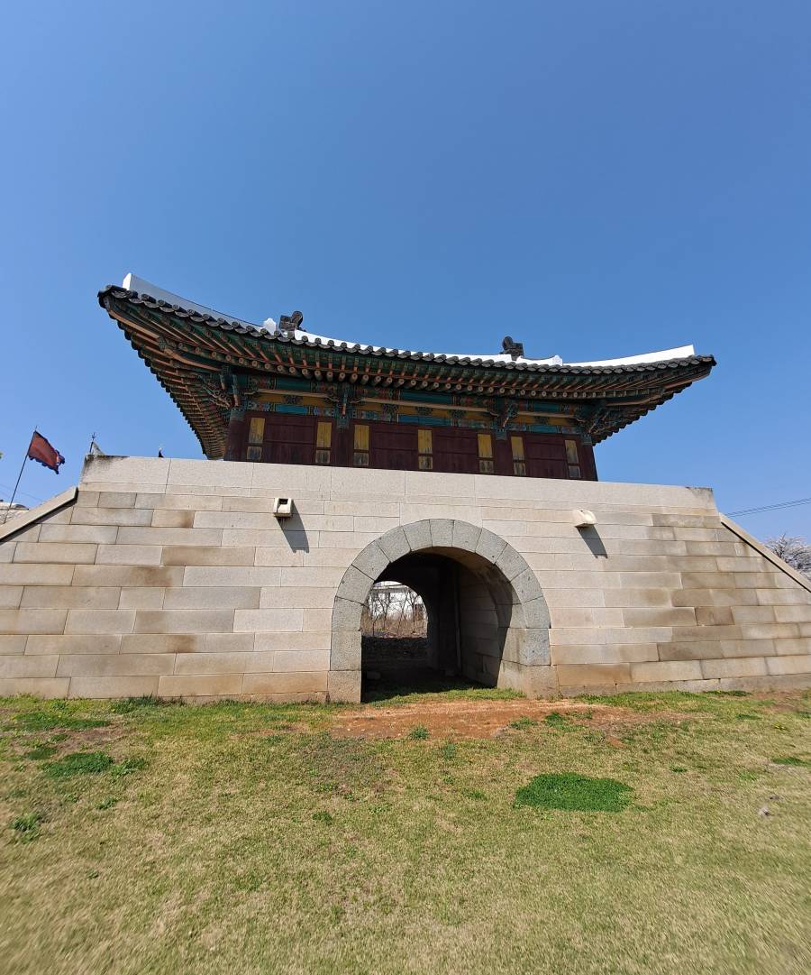 용진진 정면 모습