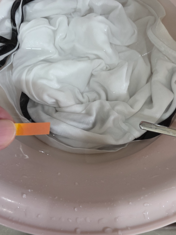 과탄산 표백 후, 섬유 속 과탄산의 알칼리를 중화시키기 위해 구연산 투입 후 보여주는 pH4