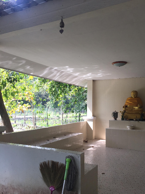 치앙마이 왓우몽 사원 둘레를 걷다 보면 만나는 법당