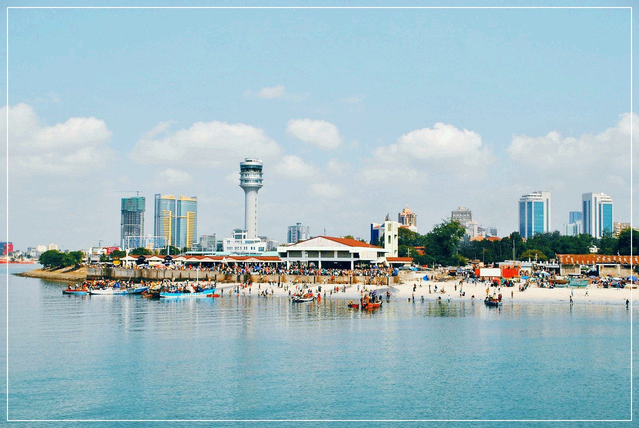 다르에스살람의 해변의 많은 관광객들