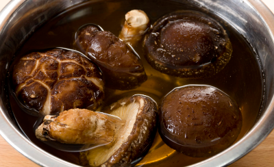 물에 불리는 말린 표고버섯