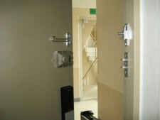 열려있는-현관문