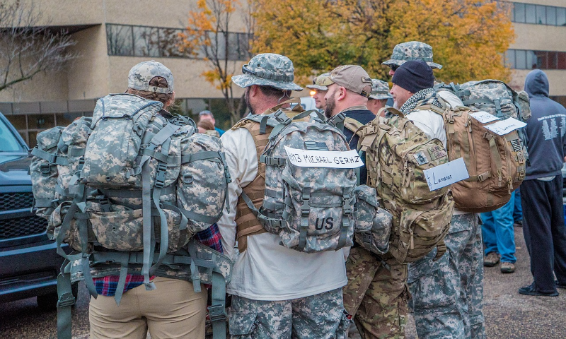 해외에서 인기있는 운동 러킹(Rucking)은 무엇일까요?