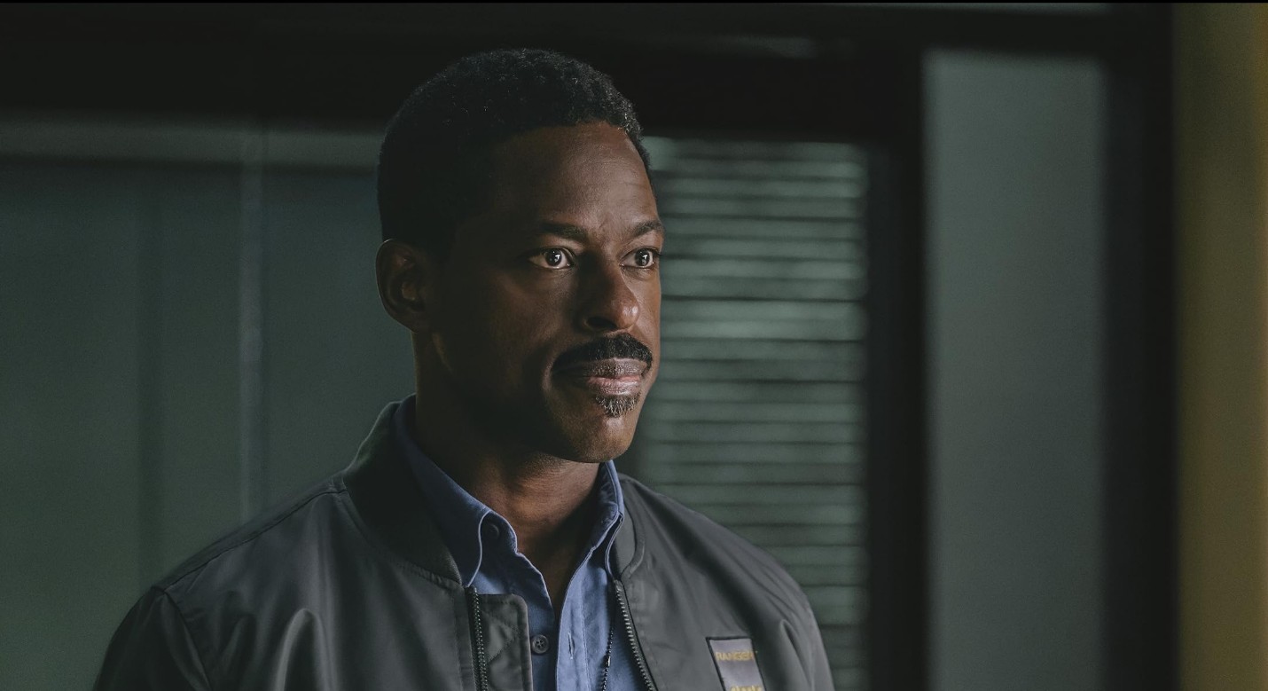 뱅크스 대령 역 (스털링 K. 브라운)