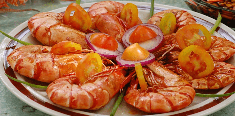 요리 되어 있는 새우가 접시에 담겨 있다