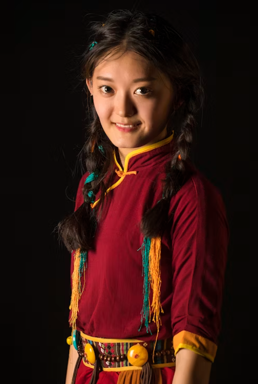 중국 전통 의상을 입은 여성