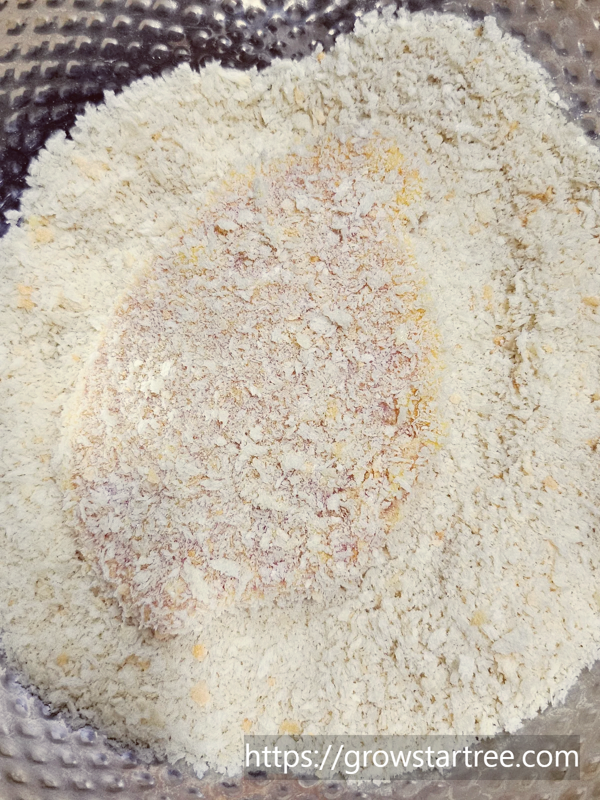 계란물 입힌 돈까스용고기에 빵가루 입히기