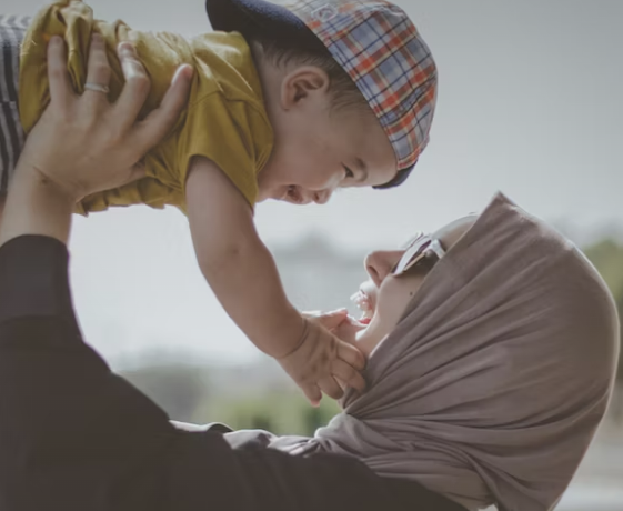직계존비속인-엄마와-아들이-즐겁게-웃고-있다