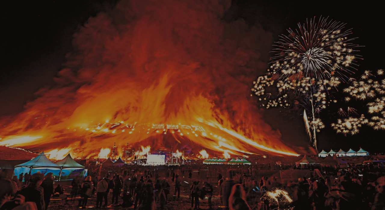 새별오름 일몰 배경 아래 진행되는 달집태우기 장면. [ⓒ대한민국 구석구석]