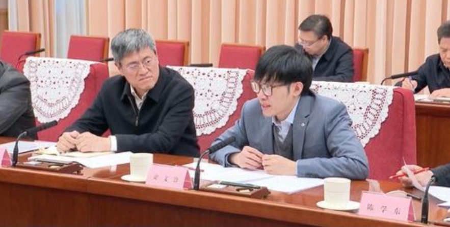 인터뷰하는 량원펑 사진