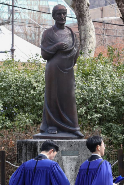 지난달 27일 서울 종로구 서울대학교 연건캠퍼스에서 의과대학&middot;대학원 학위수여식이 열린 가운데 졸업생들이 히포크라테스상 앞을 지나가고 있다. [사진=뉴시스]