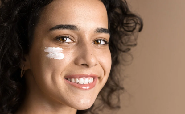 임신 중 안전한 선크림을 바르는 여성 &ndash; 예비 엄마를 위한 피부 보호와 자외선 차단 중요성