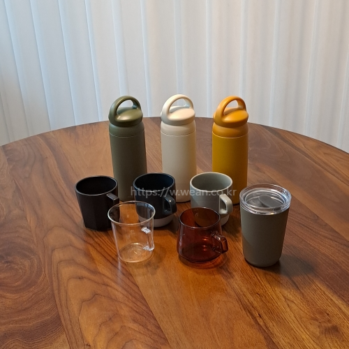 컵과 텀블러가 테이블에 놓여 있어요.