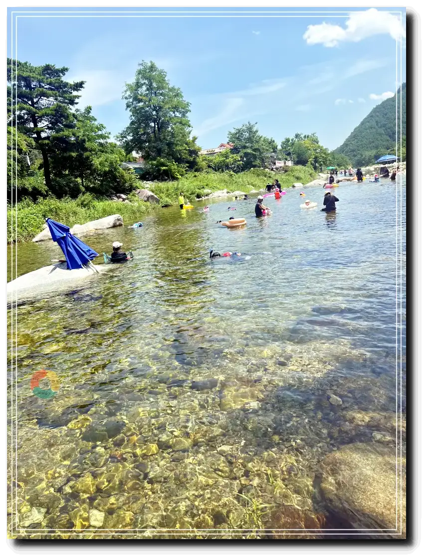 장천계곡-맑은물-물놀이하는사람들-튜브-파라솔