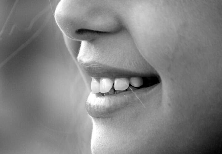 미소-짓고있는-입