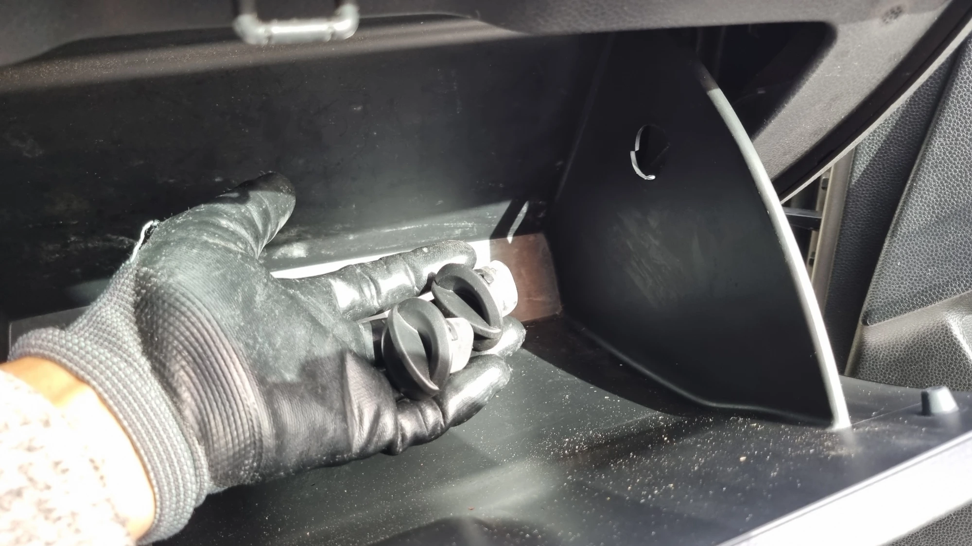 모닝 글로브박스 고정 장치 푼 모습