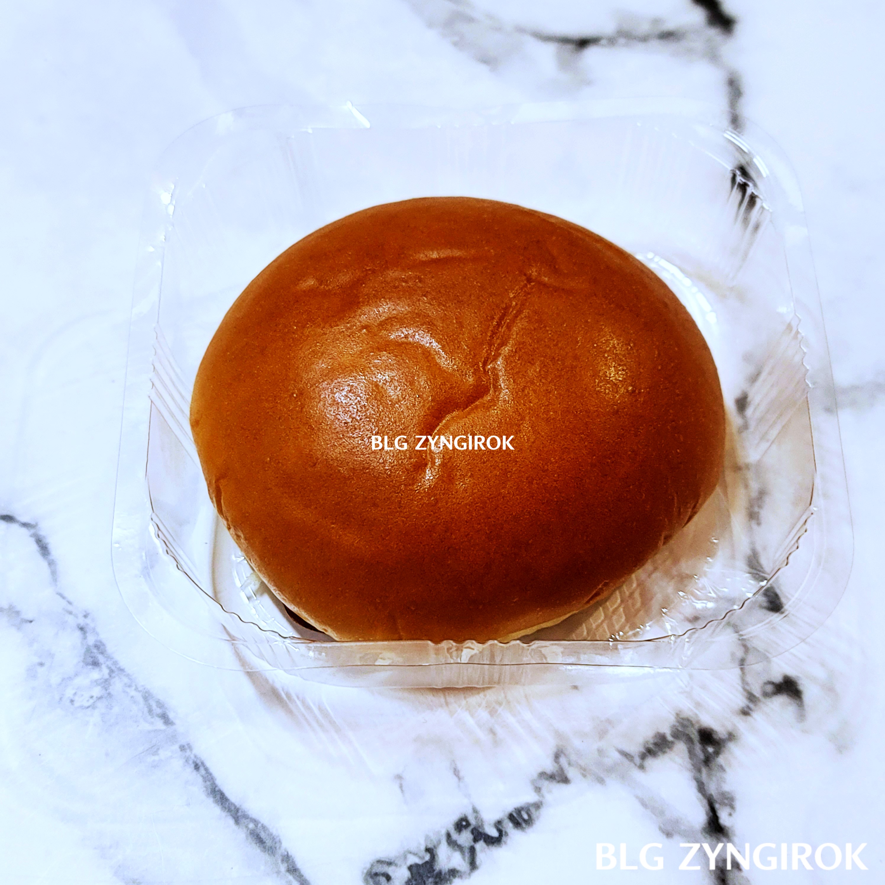 아구몬의-허니크림빵이-놓여있다.