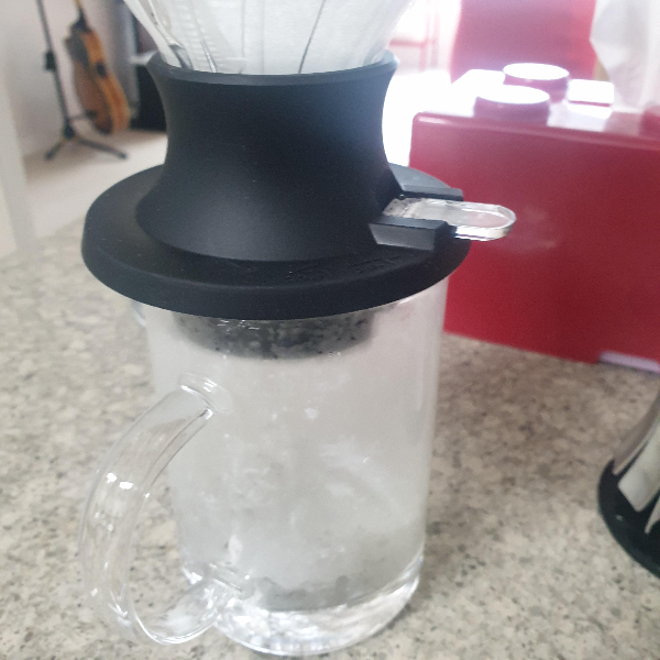 하리오 스위치를 이용한 커피 추출 레시피: feat. 테츠 카츠야_린싱 후 물 내리기