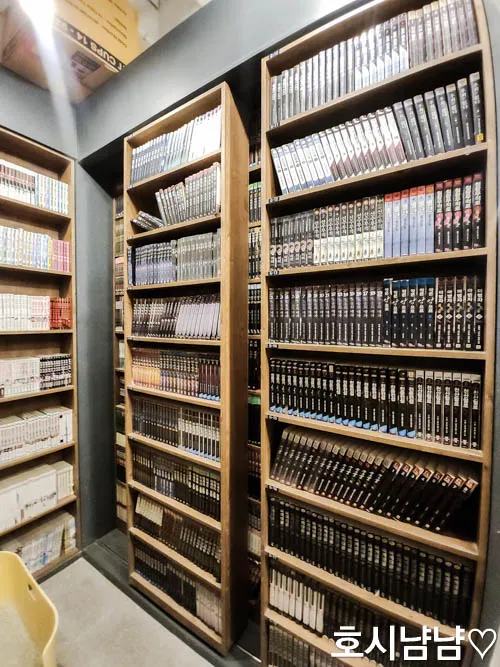 하남 만화카페 웹툰 코믹스 진열대