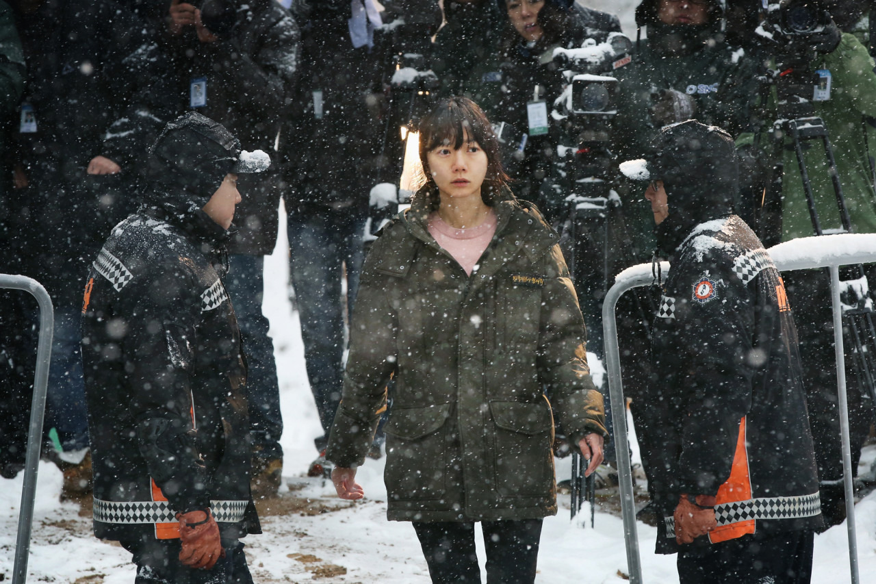 한 남자의 고립, 시스템의 공백, 그리고 끝내 도달한 목소리 — 영화 '터널'