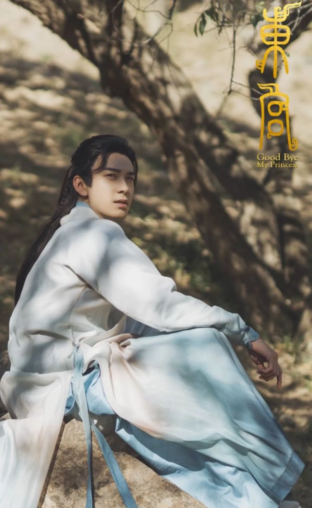 흰옷을-입고-나뭇잎을-입에물은채-어딘가를-보고있는-이승은