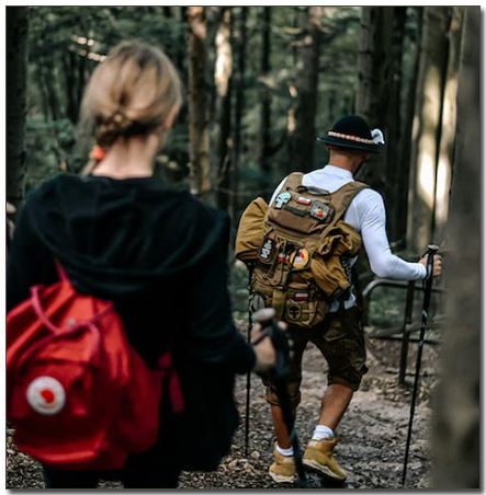 산에서 노르딕워킹으로 내려오는 남녀