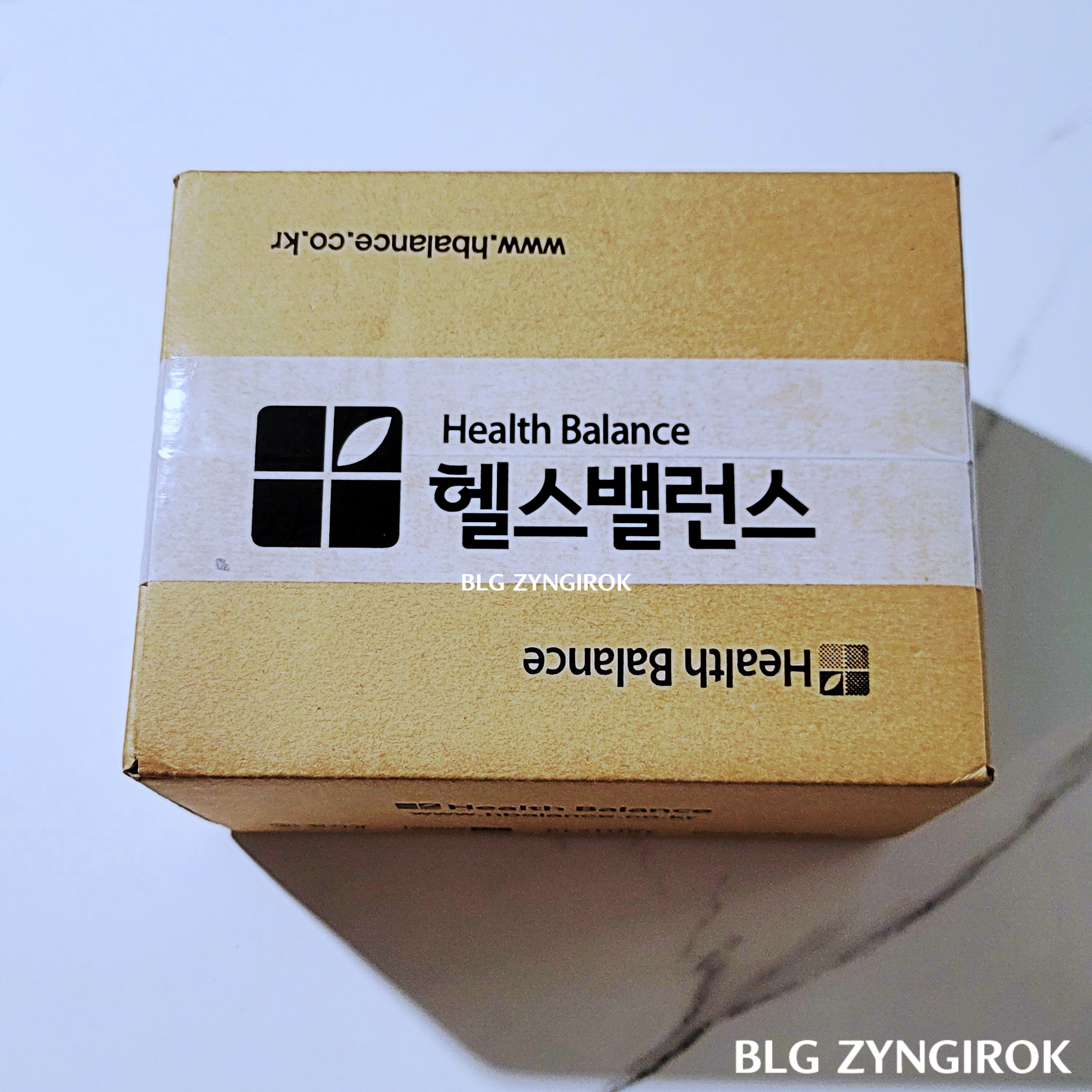 배송된 택배 박스가 테이블 위에 놓여있다.