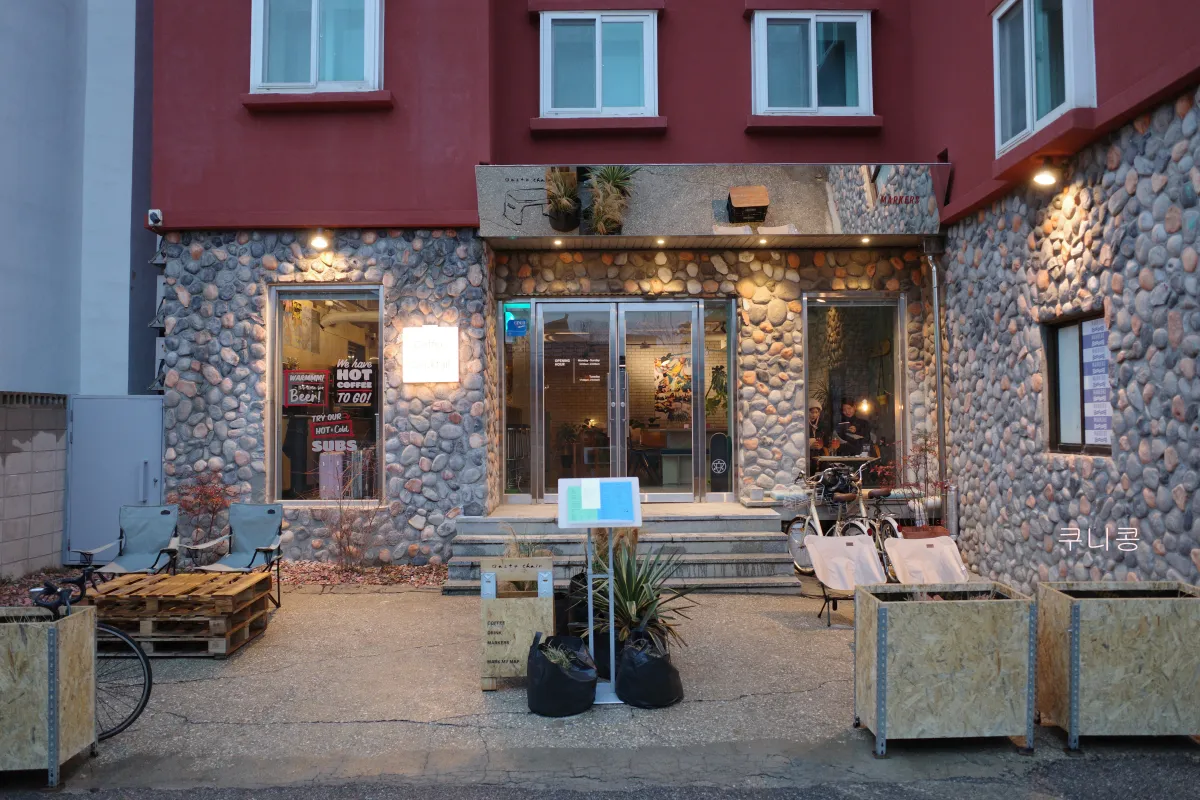 강릉역-근처-뚜벅이-여행-감성-숙소-추천-마커스호스텔-카페이용후기